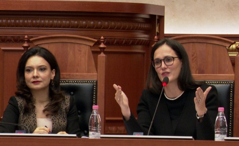 “JETON NË SHTËPINË E OLIGARKUT”/ Spiropali mbron ministren nga akuzat e opozitës: Turp, çfarë nuk themi këtu! Bardhi: Nuk intimidohemi…