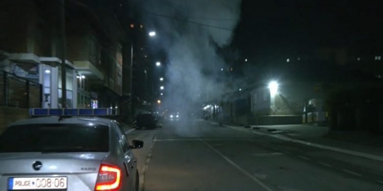 TENSIONE NË MITROVICË/ Hidhen mjete shpërthyese në drejtim të ekipit televiziv dhe policisë