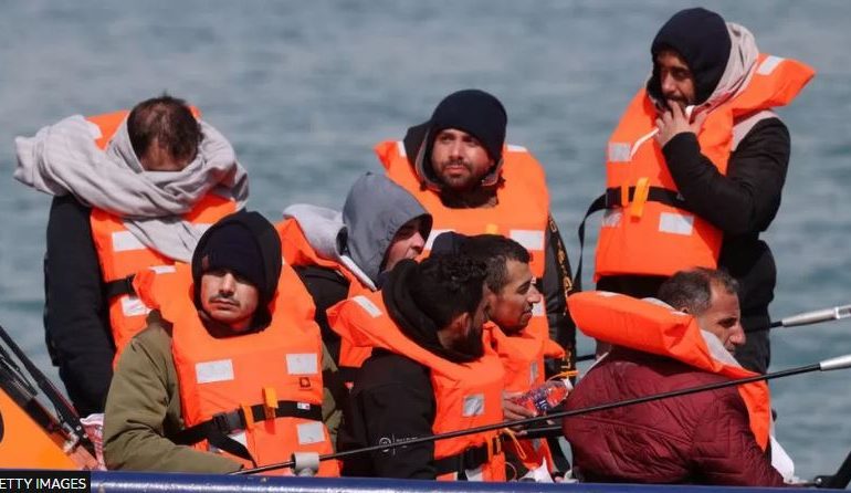 SHQIPTARËT TË PARËT NË LISTË/ BBC nxjerr shifrat e emigrantëve që kalojnë ilegalisht drejt MB