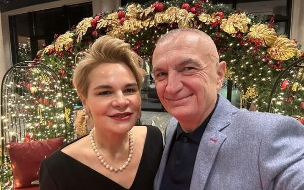 “GËZUAR NË…”/ Meta ndan foton përkrah Kryemadhit dhe uron Krishtlindjet