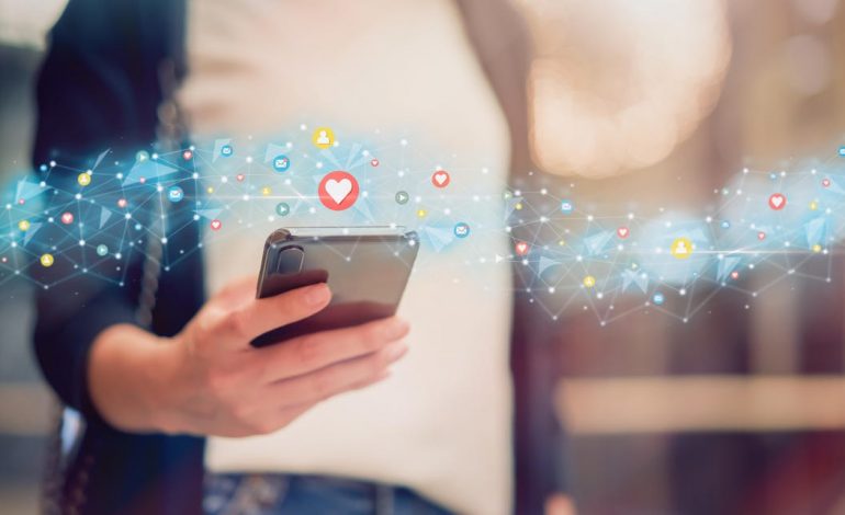 TË DHËNAT E EUROSTAT/ Shqiptarët nuk e përdorin shumë internetin, por janë ndër të parët në Europë për angazhimin në politikë në rrjete sociale