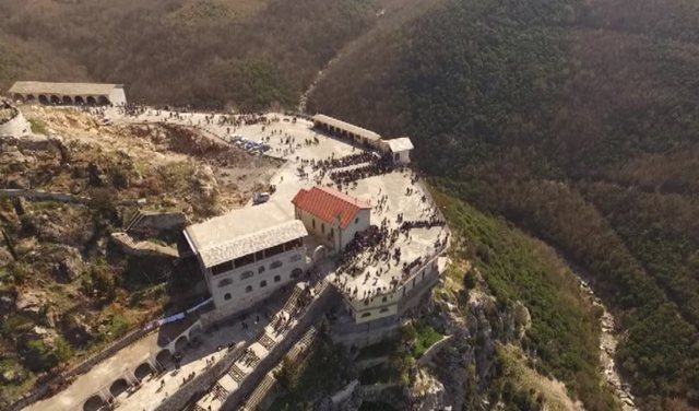 E RENDË/ Vajza 29-vjeçare vetëhidhet nga shkëmbi i Kishës së “Shna Ndout”, pema e shpëton nga…