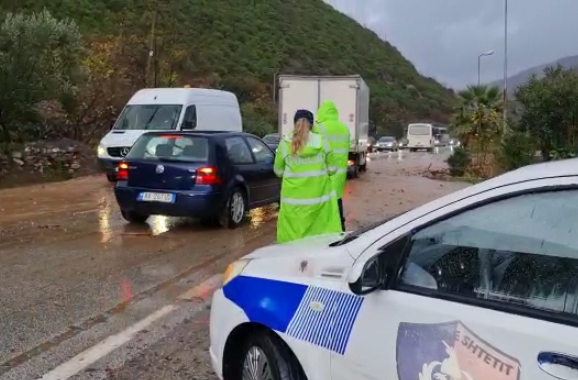 PËRROI I XIBRAKËS DEL NGA SHTRATI/ Përmbyt një segment të rrugës Librazhd-Elbasan