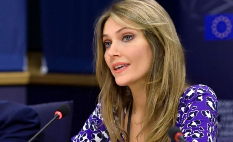 NË VALIXHEN E TË ATIT U GJETËN 600 MIJË EURO/ Si ishte zbukuruar banesa e eurodeputetes greke me dhurata nga Katari