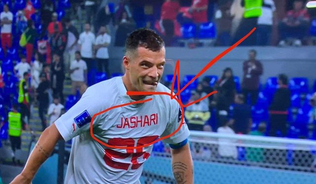 FOTOLAJM/ Granit Xhaka, në fund të ndeshjes vesh bluzen me mbiemrin Jashari