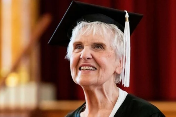 KA 17 NIPËR E MBESA/ Gjyshja 90-vjeçarja diplomohet: Mos u dorëzoni asnjëherë