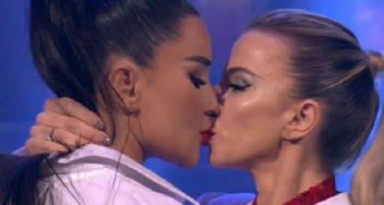 SI ASNJËHERË MË PARË/ Megi Pojani shkëmben një puthje në buzë me partneren e saj në fund të performancës