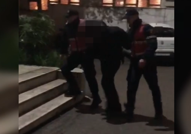 QARKULLONTE ME ARMË ZJARRI/ Arrestohet nga forcat “Shqiponja” 44-vjeçari (Emri)