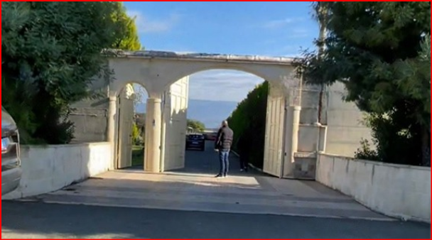 PAMJET/ Si “kështjellë”, porta e banesës së Vis Martinajt e “fortifikuar”, beton i lartë e kamera