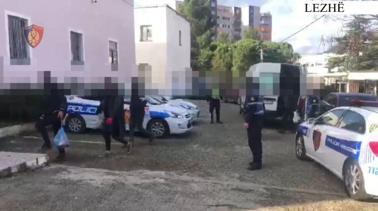 “500 EURO PËR KOKË”/ Transportonte me furgon mallrash 23 emigrantë, si ra në pranga i riu në Rubik (EMRI)