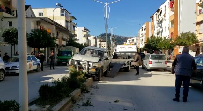 AKSIDENT NË BERAT/ Shoferi po çonte gruan në spital, makina pëson defekt dhe përfundon mbi trafikndarëse…