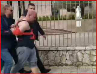 BRENDA AMBULANCËS I PRANGOSUR/ Ja gjendja e rëndë e Gert Shehut që sulmoi Berishën (VIDEO)