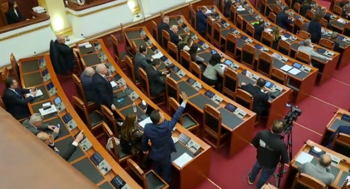 “LEGEN, MATUF”/ Deputetët e PD-së përplasen në Kuvend, Noka kërkon vendimin për përjashtimin nga grupi, i kthehet Alibeaj