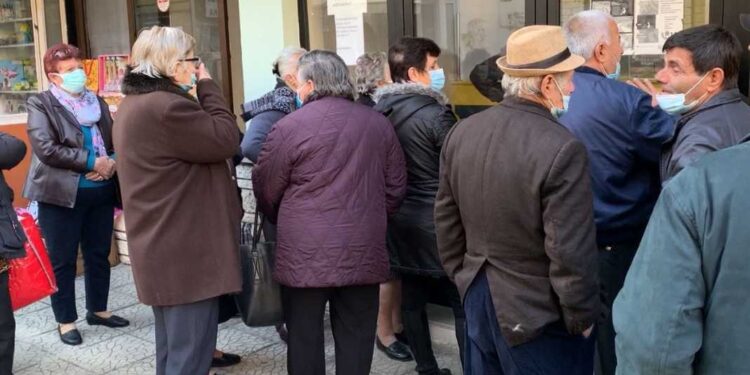 PENSIONISTËT MARRIN BONUS/ Të moshuarit që jetojnë jashtë vendit mund ta tërheqin deri pas 36 muajsh