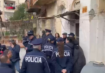 POLICIA DHE IKMT AKSION NË RRUGËN “MARGARITA TUTULANI”/ Pritet të shembet një pallat. Përplasje me banorët
