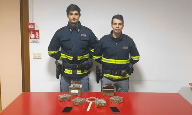 NË “AUDI” ME 2 KILOGRAM HASHASH/ Si ranë në prangat e policisë italiane dy të rinjtë shqiptarë