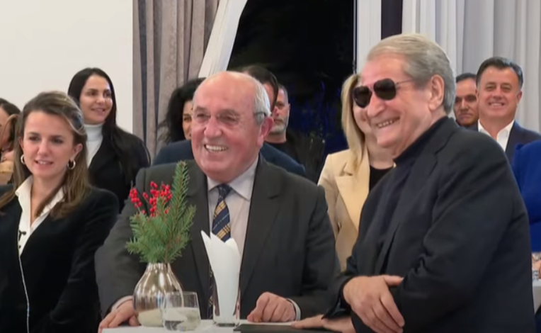 BERISHA U SHFAQ ME SYZE/ Alfred Lela e krahason me aktorin e famshëm të “Hollywood”, ish-kryeministri nuk e mban…