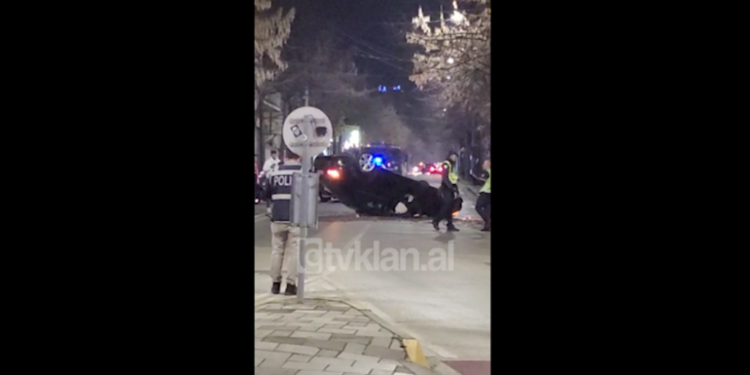 PAMJET/ Aksident në Tiranë, makina përmbyset në rrugë