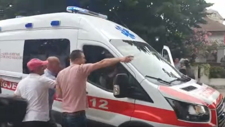 HELMOHEN TRE PERSONA NË NJË LOKAL NË SHKODËR/ Dyshohet se kanë pirë acid, sekuestrohet hoteli dhe restoranti