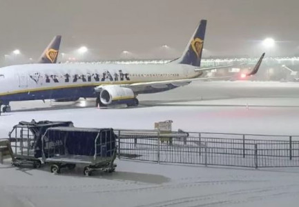 BORA DHE MOTI I KEQ “PUSHTOJNË” MBRETËRINË E BASHKUAR/ Pezullohen të gjitha fluturimet në aeroportin Stansted