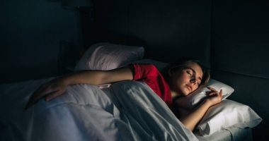 E DINIT? Ja pse është e shëndetshme të flini në errësirë ​​të plotë?