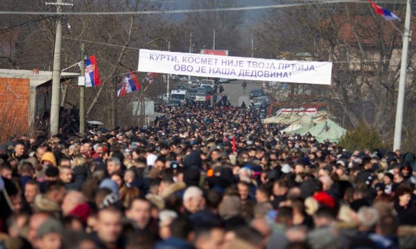 TENSIONET NË VERI TË KOSOVËS/ Gjermania kërkon heqjen e barrikadave: Militantët nacionalistë të kontrolluar nga Beogradi…