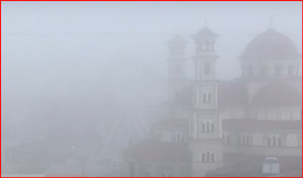 VIDEOLAJM/ Korçë, qyteti zgjohet ‘nën pushtetin’ e mjegullës