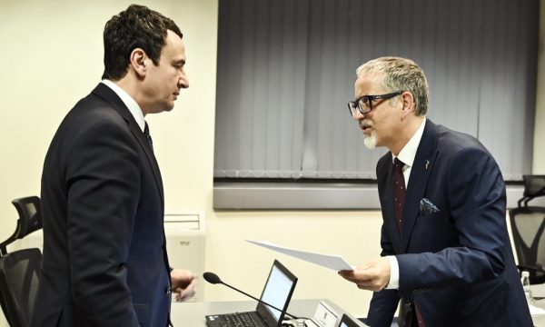 U LARGUA PËR TË KANDIDUAR PËR BASHKINË E PRISHTINËS/ Albin Kurti rikthen si ministër Shëndetësie Arben Vitinë