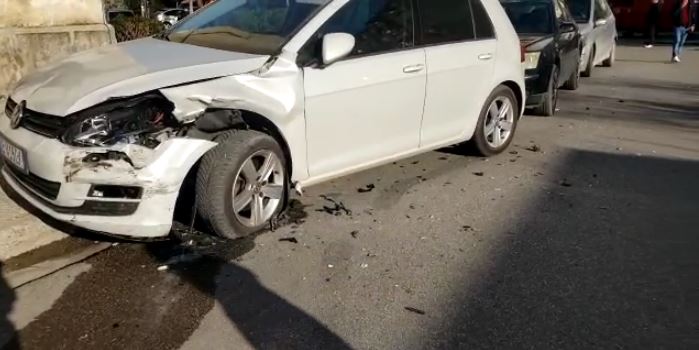 PARANDALOHET NGJARJA E RËNDË NË VLORË/ Shoferi i dehur me shpejtësi aksidenton dy makina dhe rrëzon një pemë