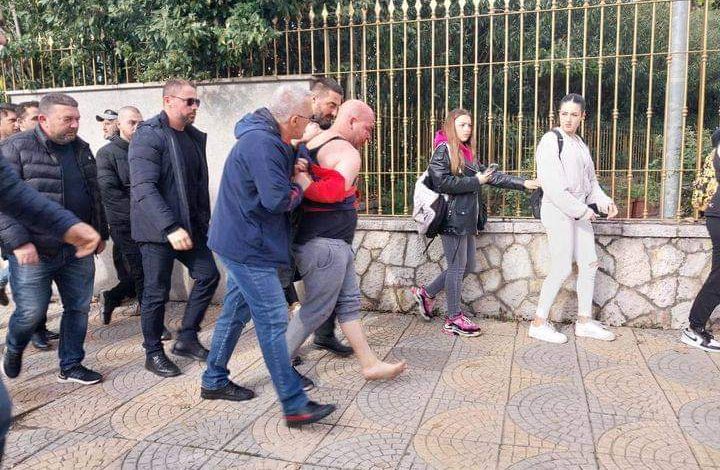 GJYSMË I ZHVESHUR DHE I ZBATHUR/ 31-vjeçari që sulmoi Berishën shoqërohet nga ish-drejtuesi i policisë (FOTO)