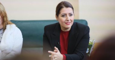 NË QENDRËN E TRAJTIMIT TË VIKTIMAVE TË DHUNËS/ Manastirliu: Fuqizojmë shërbimet për gratë, financojmë 35 shërbime me Fondin Social
