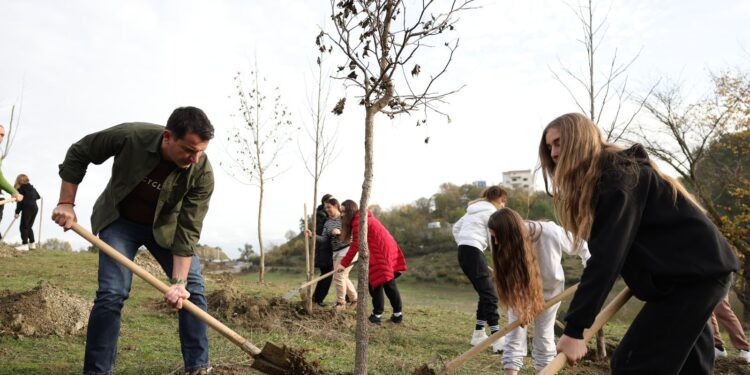 MBILLEN 360 NË LIQENIN E PRUSHIT/ Veliaj: Do e transformojmë në park lokal; i afrohemi pemës së një milionë të mbjellë në Tiranë