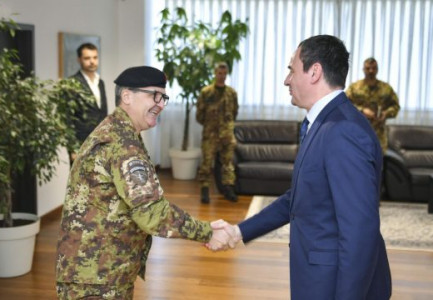 TENSIONET NË VERI TË KOSOVËS/ Kurti: KFOR-i po na kërkon pak më shumë kohë për heqjen e barikadave nga rrugët, po i presim