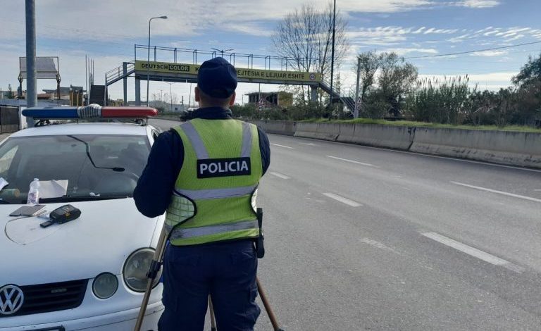 POLICIA RRUGORE AKSION NË DURRËS/ Arrestohen 2 shoferë dhe procedohen në gjendje të lirë 3 të tjerë