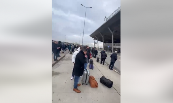 ALARM PËR BOMBË NË AEROPORTIN E PRISHTINËS/ Evakuohen qytetarët dhe personeli, dalin pamjet