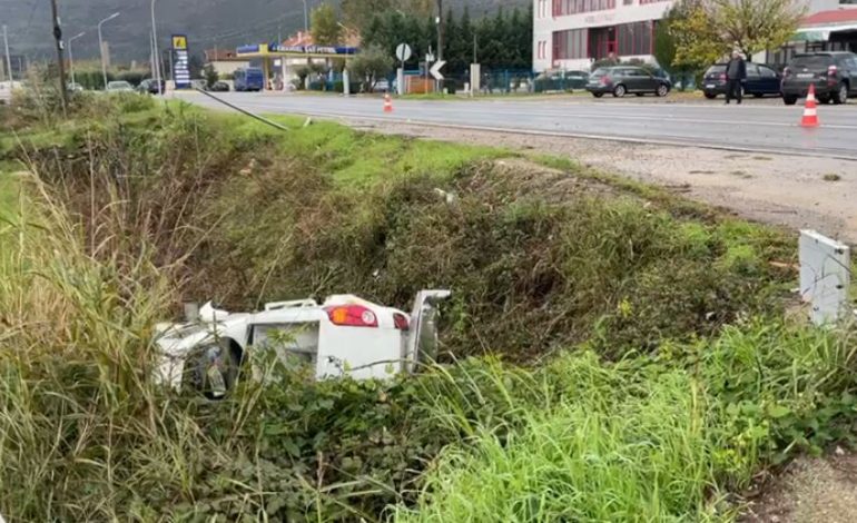 AKSIDENT NË LEZHË/ Makina përplaset me kamionin dhe përfundon në kanal, plagoset një nga shoferët