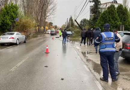 PAMJET/ Shoferi humb kontrollin, aksidenton një person me biçikletë dhe godet tre makina të parkuara