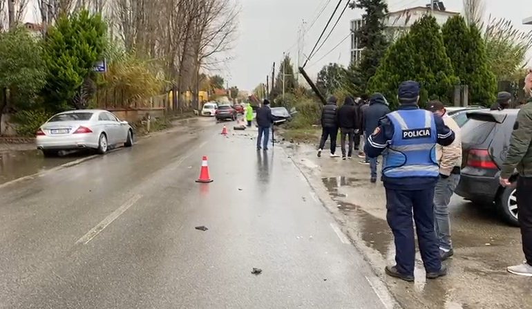 AKSIDENT NË KORÇË/ Makina del nga rruga dhe përplaset! Një person përfundon në spital