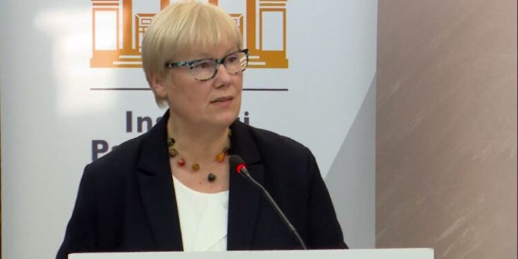 “DUHEN REALIZUAR REFORMAT E VËSHTIRA”/ Ambasadorja e BE, thirrje politikës: Të gjithë duhet të bëhen bashkë për anëtarësimin në familjen europiane