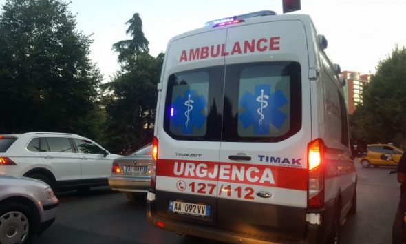 E RËNDË/ Makina përplas 8-vjeçaren në Sarandë, dërgohet me urgjencë në spital