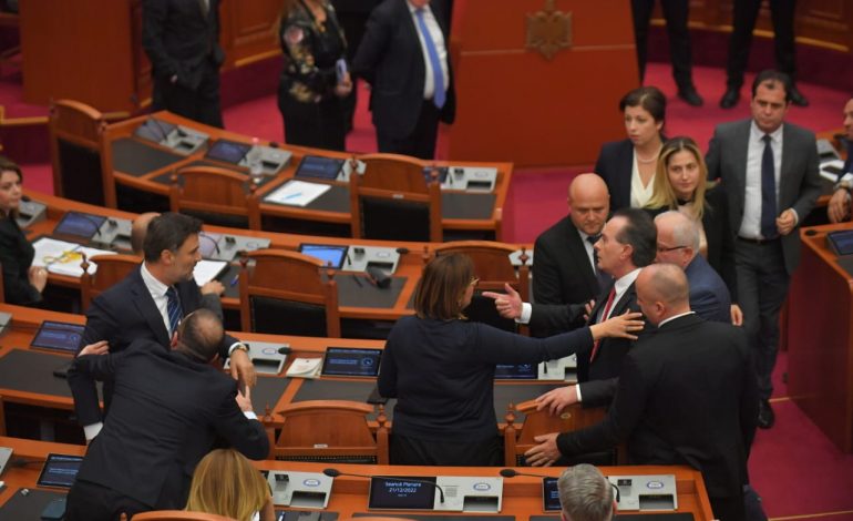 KRONIKA SATIRIKE/ Gjekmarkaj: Luftë në Parlament si në Grykën e Mezhgoranit dhe Tendën e Qypit…