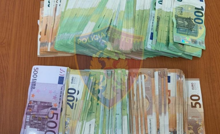 SEKUESTROHEN MBI 28 MIJË EURO NË MORINË/ Dy persona po futeshin në Shqipëri me shuma të mëdha parash të padeklaruara