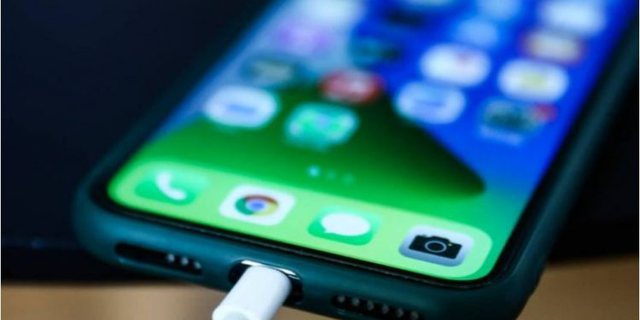 KUJDES! Arsyeja pse nuk duhet ta karikoni celularin në makinë