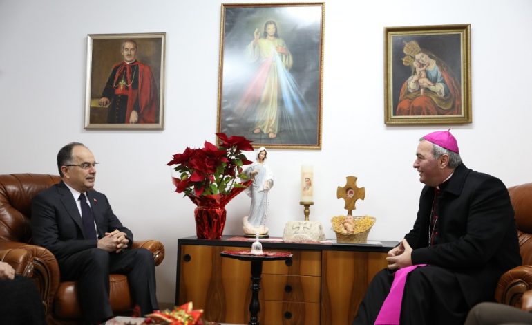 FESTA E KRISHTLINDJEVE/ Presidenti Begaj takim me Imzot Arjan Dodaj dhe Kryepeshkopin Anastas Janullatos me rastin e Krishtlindjes