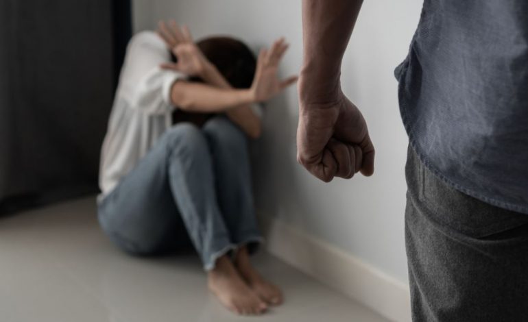 E PËSON KEQ/ Ushtroi dhunë ndaj gruas së tij, vihet në pranga 28-vjeçari në Sarandë