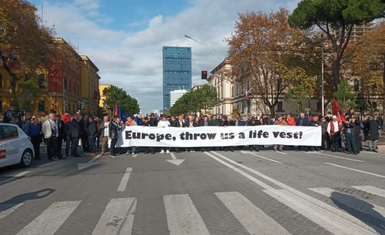 PROTESTA E OPOZITËS/ Protestuesit nisin marshimin nga sheshi Skënderbej drejt Bulevardit ‘Dëshmorët e Kombit’