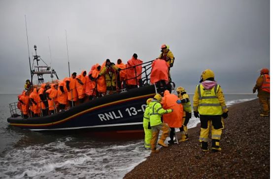GOMONET DREJT ANGLISË/ “The Sun”: Plani i kryeministrit britanik për emigracionin në rrugën e duhur, por…