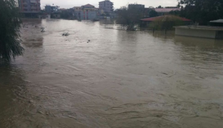 DEL NGA SHTRATI LUMI ERZEN/ 300 hektarë tokë nën ujë, përmbyten dhe disa shtëpi