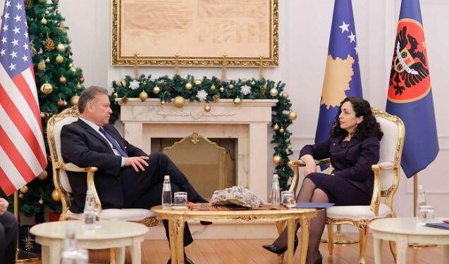 TENSIONET NË VERI TË KOSOVËS/ Osmani takohet me Escobar-in: Të hiqen barrikadat