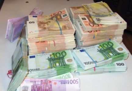 SEKUESTROHEN 2 MILIONË EURO/ Dyshime se një pjesë janë sjellë në Shqipëri. Zbulohet baza e prodhimit të marijuanës dhe e dollarëve false në Zvicër